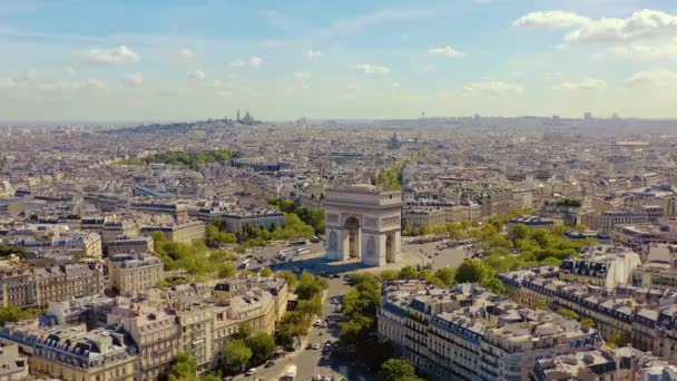 Párizs, Franciaország - 2019. május: A Triumphal Arch légi felvételei a történelmi belvárosban. — Stock videók