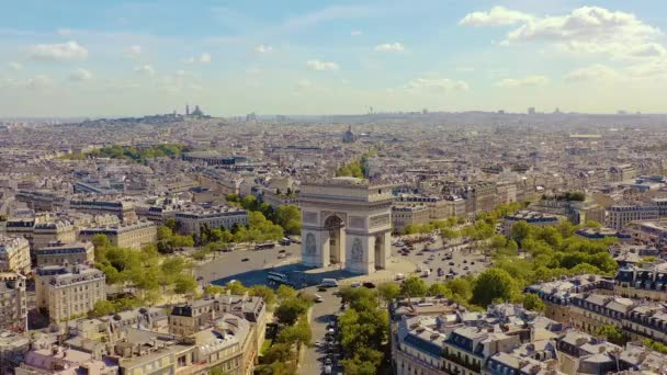 Paris, Fransa - Mayıs 2019: Tarihi şehir merkezinde Zafer Kemeri 'nin hava aracı görüntüsü. — Stok video