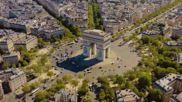 PARIGI, FRANCIA - MAGGIO 2019: Veduta aerea drone dell'Arco di Trionfo nel centro storico della città . — Video Stock