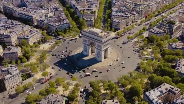 Paris, Frankreich - Mai 2019: Drohnenaufnahme des Triumphbogens im historischen Stadtzentrum. — Stockvideo