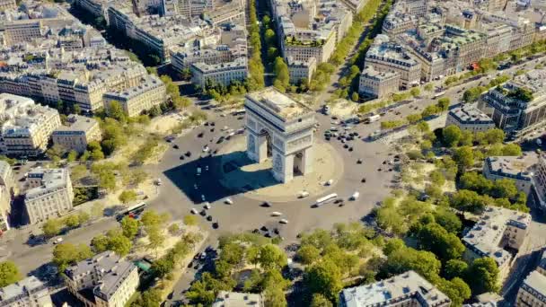Париж, Франція - травень 2019: Повітряний дрон Вид Триумфальної Арки в історичному центрі міста. — стокове відео