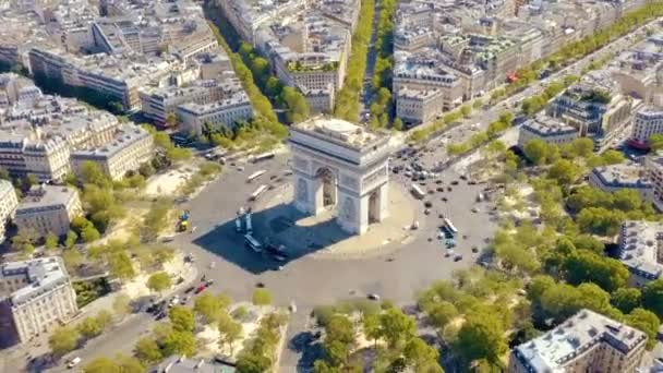 ПАРИЖ, ФРАНЦИЯ - МАЙ, 2019 г.: Воздушный беспилотник с видом на Триумфальную арку в историческом центре города . — стоковое видео