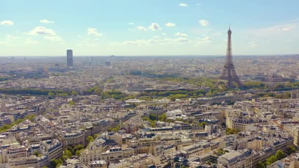 PARIS, FRANCE - MAY, 2019: Aerial drone view of Eiffel tower and historical city centre from above. — ストック動画