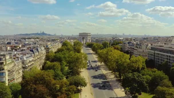 Párizs, Franciaország - 2019. május: A Triumphal Arch légi felvételei a történelmi belvárosban. — Stock videók