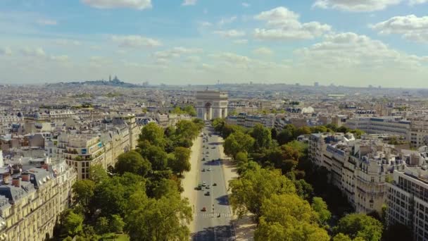 パリ,フランス- 2019年5月:歴史的な都市中心部のTriumphal Archの空中ドローンビュー. — ストック動画