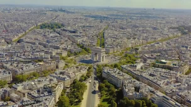 ปารีส, ฝรั่งเศส - พฤษภาคม, 2019: มุมมองโดรนทางอากาศของ Triumphal Arch ในใจกลางเมืองประวัติศาสตร์ . — วีดีโอสต็อก