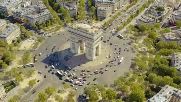 PARÍS, FRANCIA - MAYO de 2019: Vista aérea del Arco del Triunfo en el centro histórico de la ciudad . — Vídeo de stock