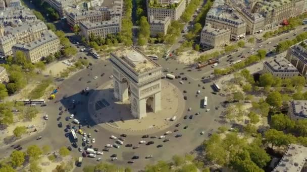 Parijs, Frankrijk - mei 2019: Zicht vanuit de lucht op de Triomfboog in het historische stadscentrum. — Stockvideo