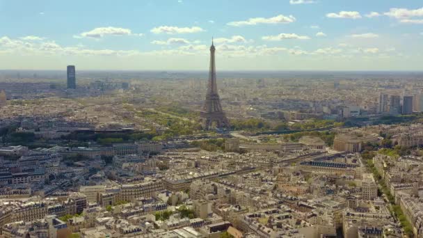 PARIGI, FRANCIA - MAGGIO 2019: Veduta aerea del drone della torre Eiffel e del centro storico dall'alto . — Video Stock