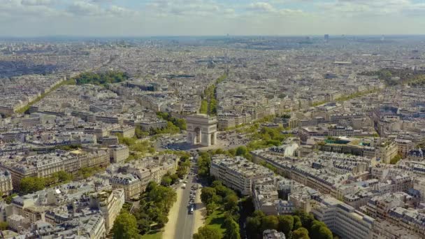 法国巴黎- 2019年5月：从空中俯瞰历史城区中心的胜利拱门. — 图库视频影像