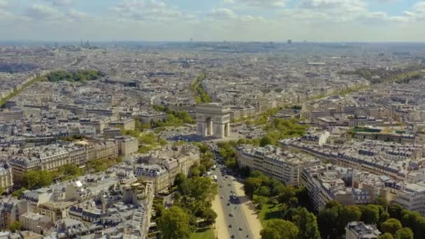 Paříž, Francie - květen, 2019: Letecký pohled na Vítězný oblouk v historickém centru města. — Stock video