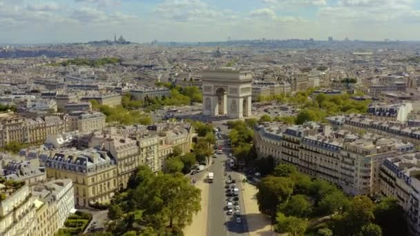 Paris, France - May, 2019: Αεροφωτογραφία του Triumphal Arch στο ιστορικό κέντρο της πόλης. — Αρχείο Βίντεο