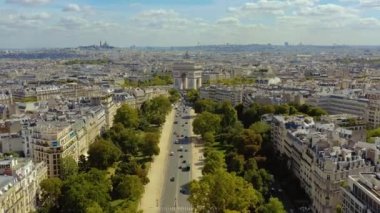 Paris, Fransa - Mayıs 2019: Tarihi şehir merkezinde Zafer Kemeri 'nin hava aracı görüntüsü.