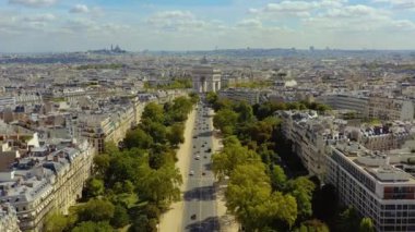 Paris, Fransa - Mayıs 2019: Tarihi şehir merkezinde Zafer Kemeri 'nin hava aracı görüntüsü.
