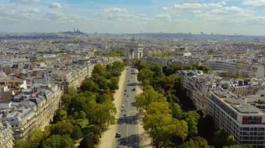 Paris, Fransa - Mayıs 2019: Tarihi şehir merkezinde Zafer Kemeri 'nin hava aracı görüntüsü.