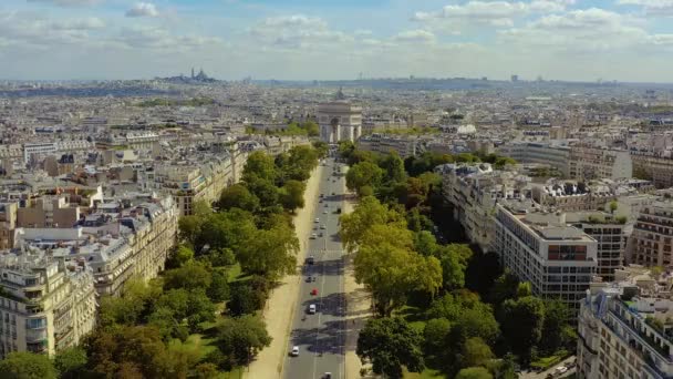 パリ,フランス- 2019年5月:歴史的な都市中心部のTriumphal Archの空中ドローンビュー. — ストック動画