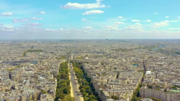PARIS, FRANCE - MAI 2019 : Vue aérienne par drone du centre-ville de Paris. Quartier historique de la ville avec sites touristiques .