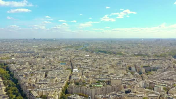 PARÍS, FRANCIA - MAYO DE 2019: Vista aérea del centro de París. Parte histórica de la ciudad con lugares de interés . — Vídeos de Stock