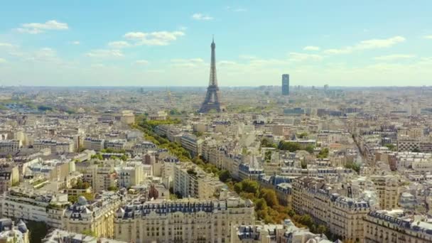 PARIS, FRANCE - MAY, 2019: Aerial drone view of Eiffel tower and historical city centre from above. — Αρχείο Βίντεο