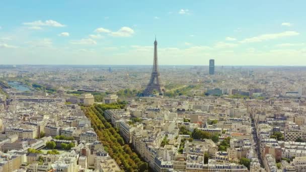 PARIGI, FRANCIA - MAGGIO 2019: Veduta aerea del drone della torre Eiffel e del centro storico dall'alto . — Video Stock