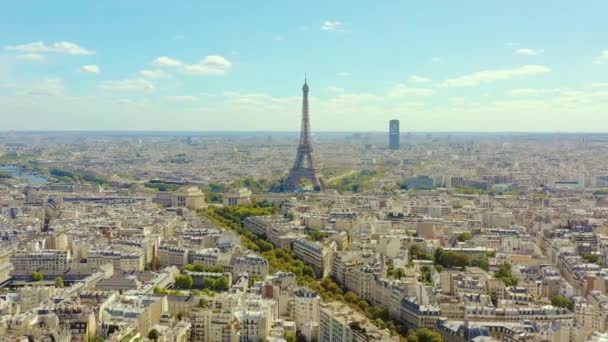 PARIS, FRANCE - MAY, 2019: Aerial drone view of Eiffel tower and historical city centre from above. — ストック動画