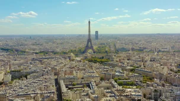 PARIS, FRANÇA - MAIO, 2019: Vista aérea de drones da Torre Eiffel e centro histórico da cidade de cima . — Vídeo de Stock