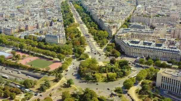 PARIGI, FRANCIA - MAGGIO 2019: Veduta aerea del centro di Parigi con drone. Parte storica della città con attrazioni turistiche . — Video Stock