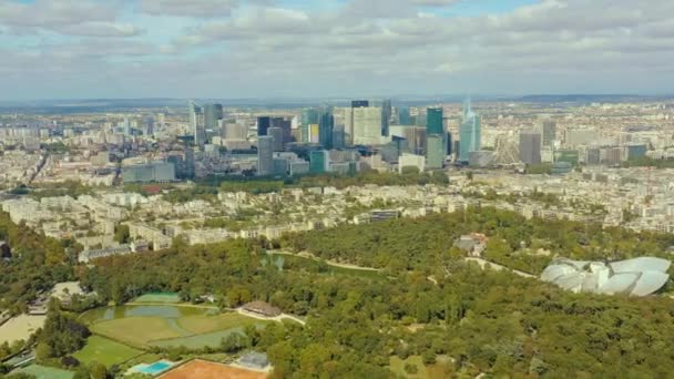 PARIGI, FRANCIA - MAGGIO 2019: Veduta aerea del centro di Parigi con drone. Parte storica della città con attrazioni turistiche . — Video Stock
