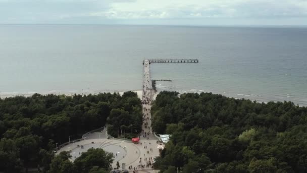 PALANGA, LITHUANIA - JULY, 2019: Вид с воздуха на самую популярную улицу и мост Паланги с видом на море . — стоковое видео