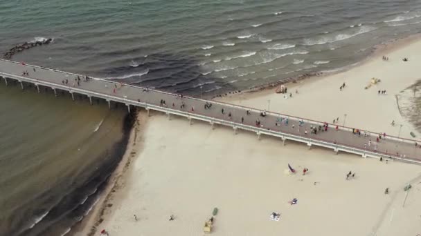 PALANGA, LITUÂNIA - JULHO, 2019: Vista panorâmica aérea da ponte e da praia de Palanga . — Vídeo de Stock