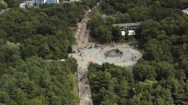 PALANGA, LITUANIA - LUGLIO 2019: Veduta panoramica aerea della strada più popolare di Palanga e della fontana . — Video Stock