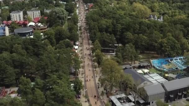 PALANGA, LITUANIA - LUGLIO 2019: Veduta aerea del drone della popolosa strada principale tra i pini del Palanga . — Video Stock