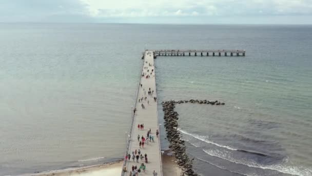 PALANGA, LITHUANIA - JULY, 2019: Aerial panorama view of the famous pier of the Baltic coast in Palanga and sea view. — Stok video