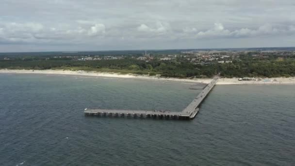 PALANGA, LITUÂNIA - JULHO, 2019: Vista aérea do famoso cais de Palanga e panorama da costa do Báltico . — Vídeo de Stock