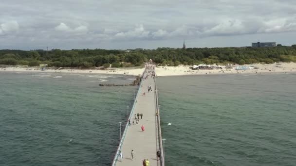 PALANGA, LITHUANIA - JULY, 2019: Aerial drone view of the famous pier in Palanga and panorama of the Baltic coast. — Stok video