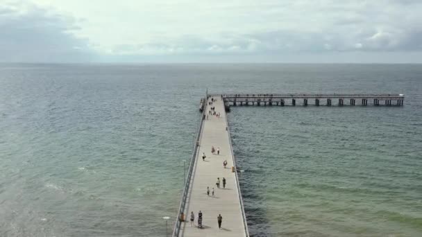 PALANGA, LITHUANIA - JULY, 2019: Aerial panorama view of the famous pier of the Baltic coast in Palanga and sea view. — Stockvideo