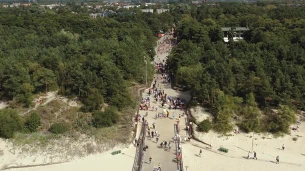 PALANGA, LITHUANIA - JULY, 2019: Вид с воздуха на самую популярную улицу Паланги и фонтан . — стоковое видео