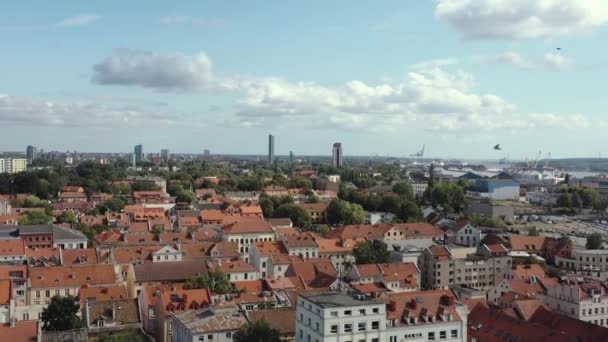 KLAIPEDA, LITHUANIA - JULY, 2019: Вид с воздуха на крыши домов, Старый город Клайпеды и морской порт . — стоковое видео