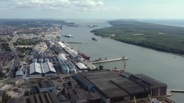 KLAIPEDA, LITUANIA - LUGLIO 2019: Veduta panoramica aerea del porto di Klaipeda e del Mar Baltico . — Video Stock
