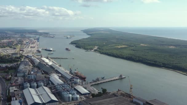 KLAIPEDA, LITUANIA - LUGLIO 2019: Veduta panoramica aerea del porto di Klaipeda e del Mar Baltico . — Video Stock