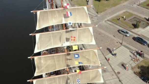 KLAIPEDA, LITHUANIA - JULY, 2019: Aerial panorama view of the sails of the ship Meridianas in the river. — Stockvideo