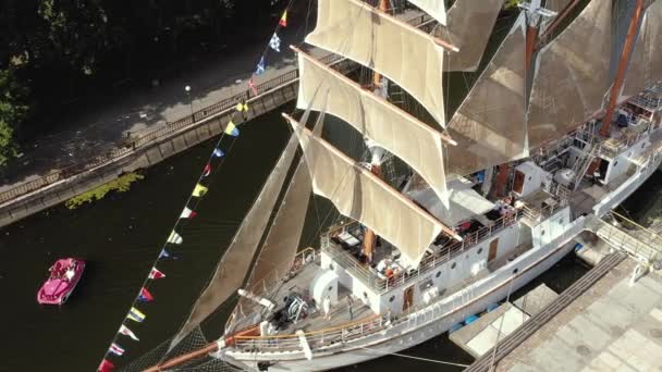 KLAIPEDA, LITHUANIA - JULY, 2019: Aerial panorama view of the sails of the ship Meridianas in the river. — стокове відео