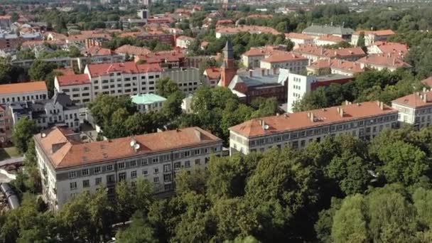 KLAIPEDA, LITHUANIA - JULY, 2019: Aerial panorama view of the main post office building and cityscape of Klaipeda. — Stock Video
