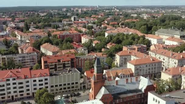 KLAIPEDA, LITUANIE - JUILLET 2019 : Vue panoramique aérienne du bâtiment principal des bureaux de poste et du paysage urbain de Klaipeda . — Video