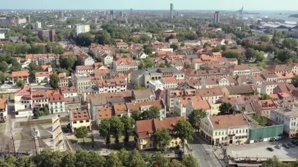 KLAIPEDA, LITHUANIA - JULY, 2019: Aerial view of the roofs of the old city of Klaipeda and cityscape seaside city. — ストック動画