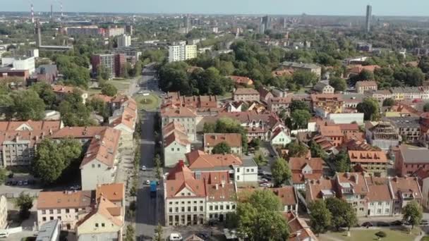KLAIPEDA, LITHUANIA - JULY, 2019: Aerial view of the roofs of the old city of Klaipeda and cityscape seaside city. — Stockvideo