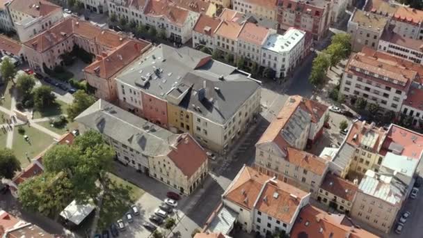 KLAIPEDA, LITHUANIA - JULIO, 2019: Vista aérea de los tejados de la ciudad vieja de Klaipeda y ciudad costera del paisaje urbano . — Vídeos de Stock