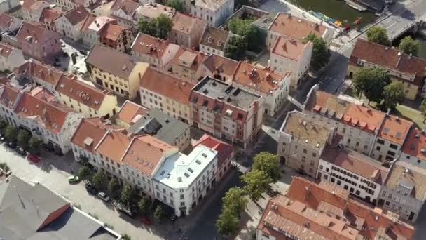 KLAIPEDA, LITHUANIA - JULY, 2019: Aerial view of the roofs of the old city of Klaipeda and cityscape seaside city. — Stockvideo