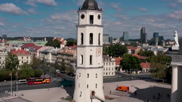 VILNIUS, LITUANIA - JULIO, 2019: Vista aérea del campanario - torre del castillo inferior, en la plaza de la catedral de Vilna . — Vídeos de Stock