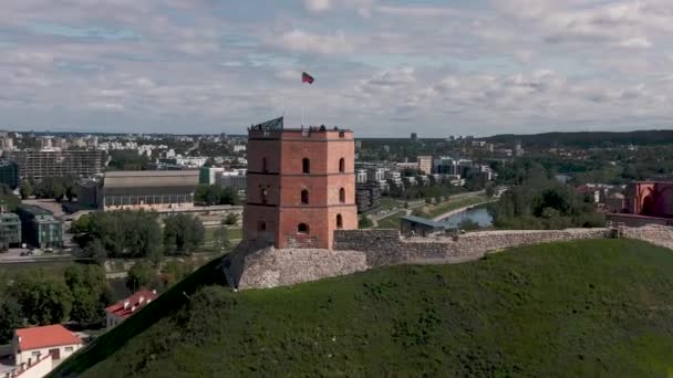 VILNIUS, LITHUANIA - JULY, 2019: Aerial view of the castle mountain and Gediminas tower in the old city of Vilnius. — стокове відео